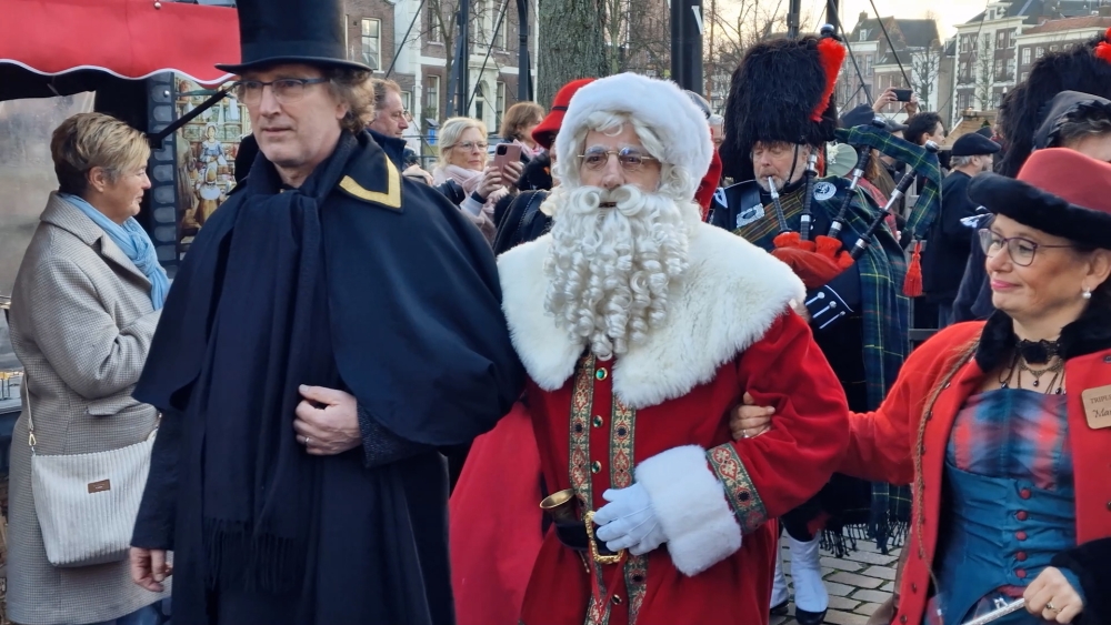 Megakerstboom verlicht en Schiedam in de 19e eeuw tijdens Dickensfestijn