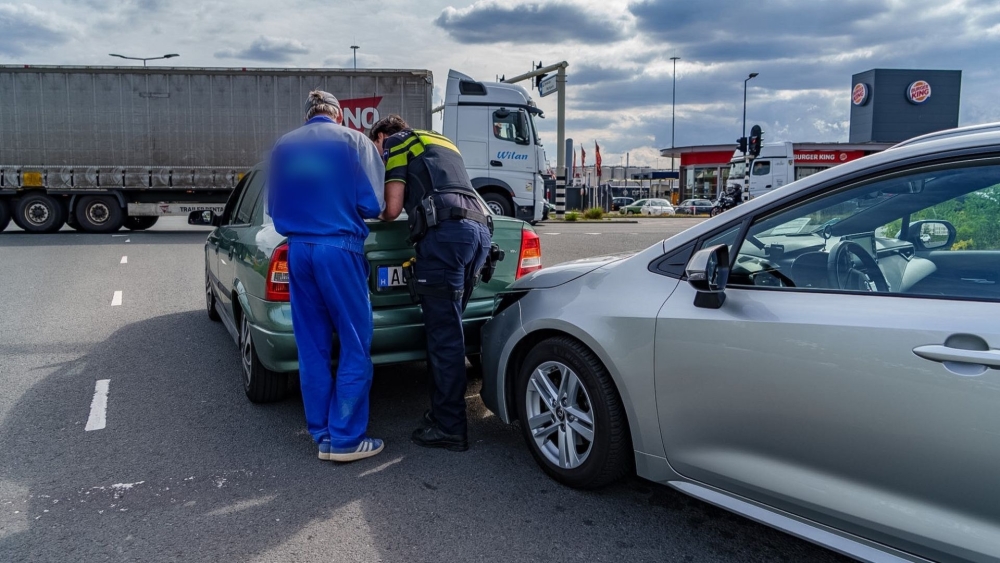 Twijfel bij automobilist die door rood rijdt leidt tot bijzondere aanrijding
