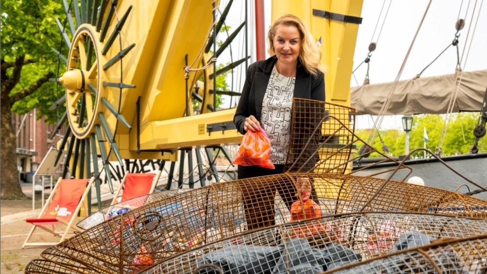 Wethouder vult moederharing met afval en opent CleanSUP