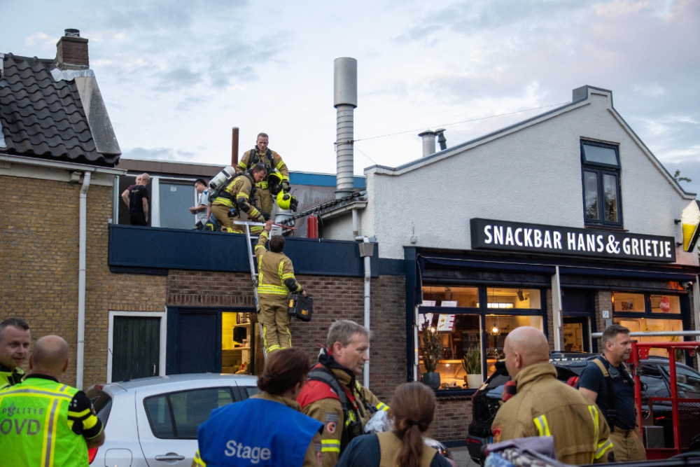 Hout gaat smeulen door weggegooide peuk, brandweer rukt uit naar snackbar