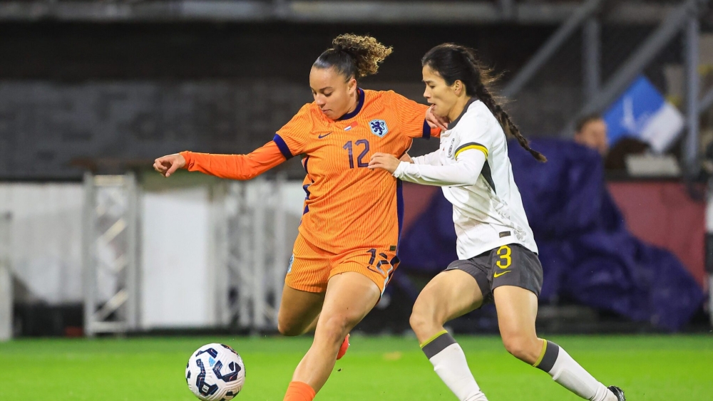 Schiedamse Chasity Grant begint aan EK, eerste duel vanaf de bank