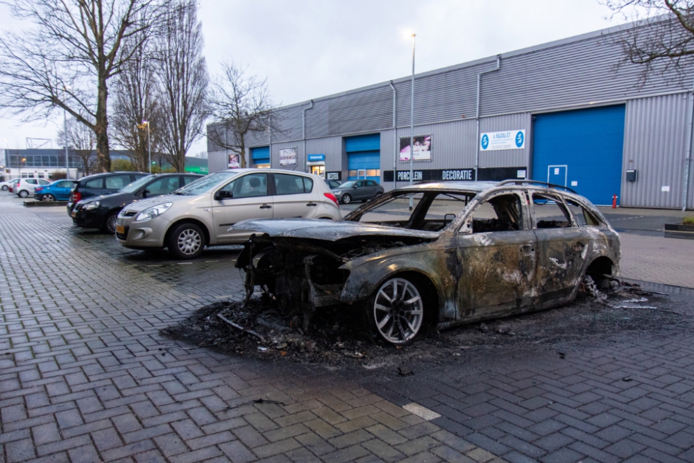 Auto op Philippusweg volledig uitgebrand