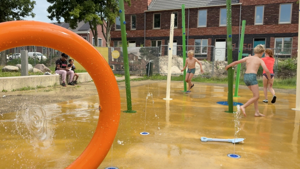 Kindervallei in Vlaardingen-Holy weer vol waterpret: ‘Dat is echt zalig’