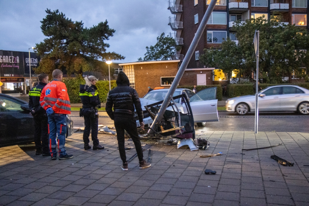 Net gekochte auto ramt lantaarnpaal in Schiedam