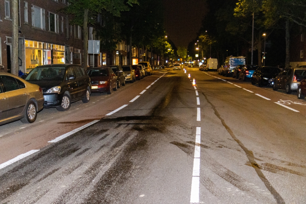 Even op de telefoon kijken: banden lek en groot oliespoor op de weg