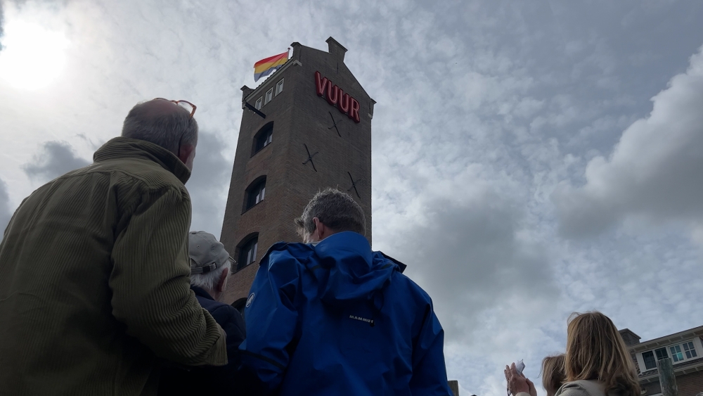Neonletters ‘VUUR’ weer terug in Vlaardingen: ‘Het brandt weer mooi’