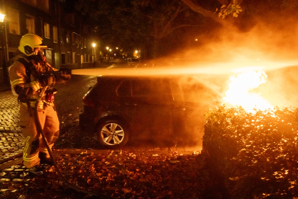 Auto in brand in Schiedam, vermoedelijk brandstichting