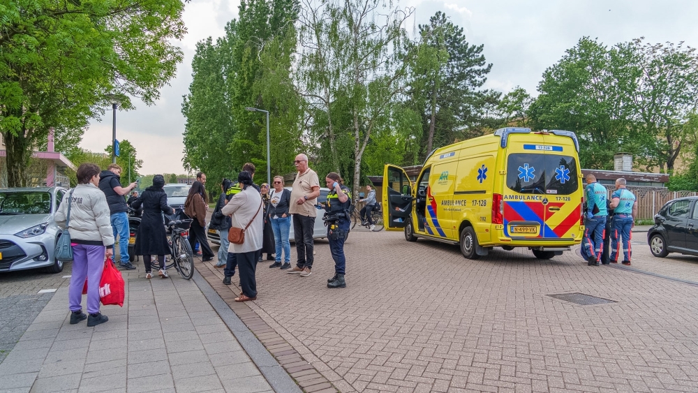 Bestuurder rijdt vrouw aan op Professor Rutgersstraat en vlucht te voet