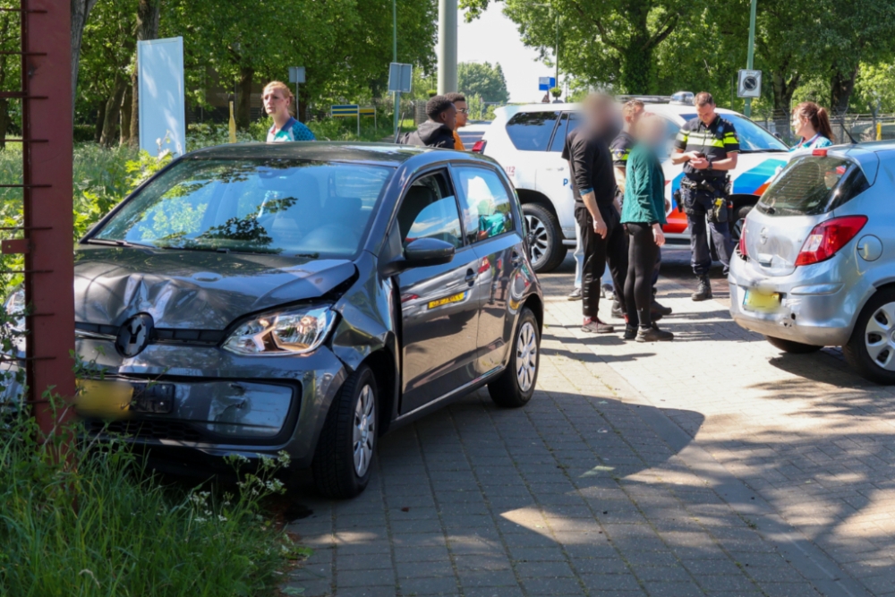 Een auto die doorschoot na het ongeluk