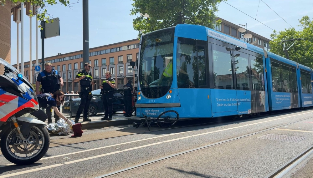 Fietser gewond naar ziekenhuis na aanrijding met tram op Broersvest