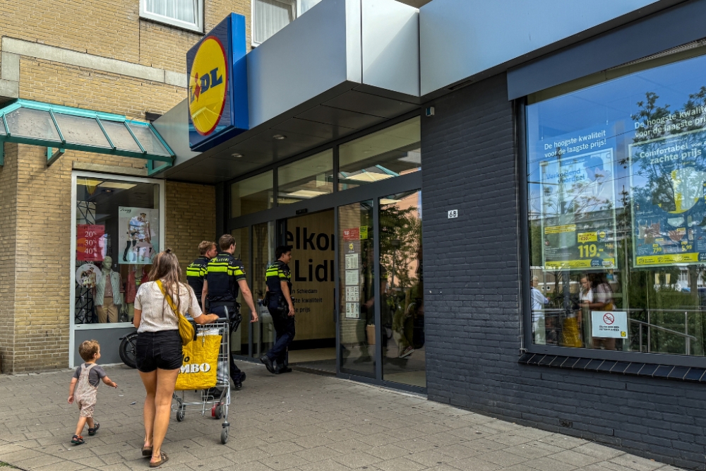 Man mishandelt supermarktmedewerkers, politie houdt hem aan