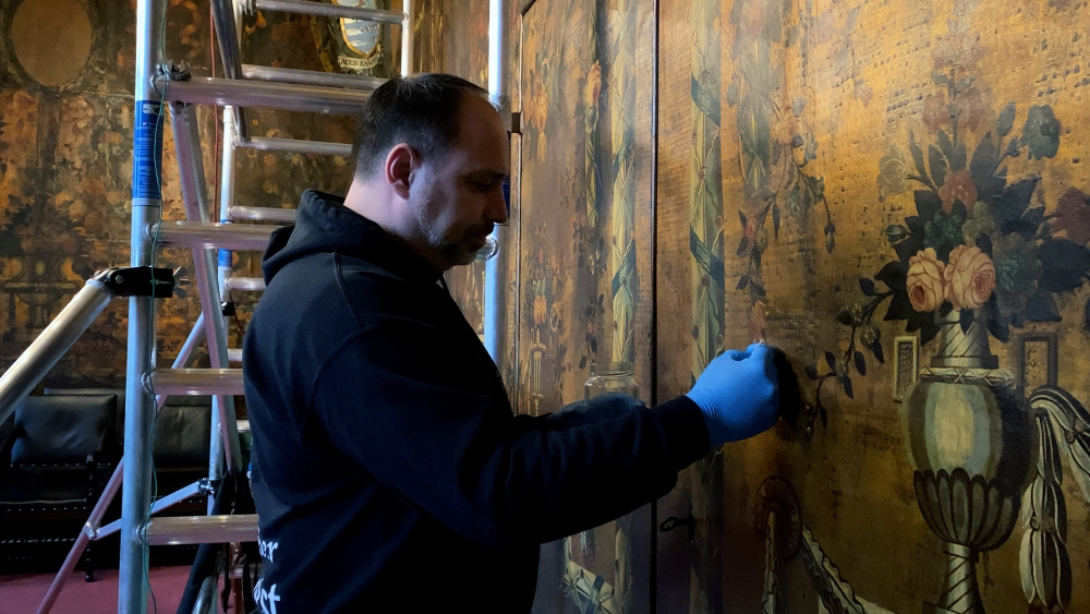 Goudkleurige wanddecoratie Sint Janskerk wordt grondig gerestaureerd: ‘Het is geduldig werk’