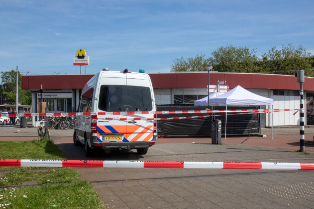 Metrostation Marconiplein afgesloten nadat man overlijdt na -vermoedelijk- steekpartij