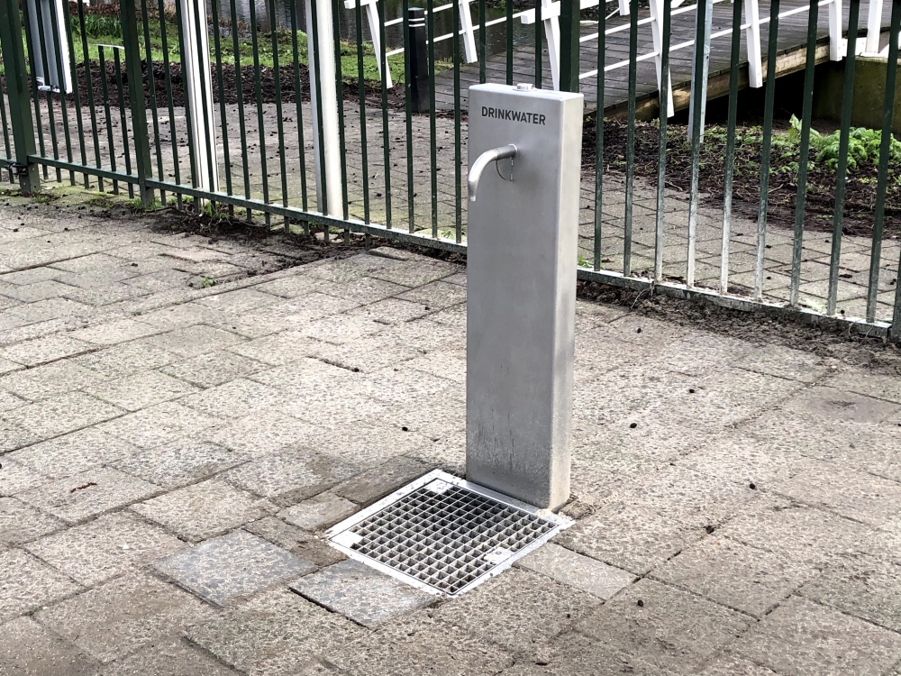 Watertappunt op schoolplein De Klinker