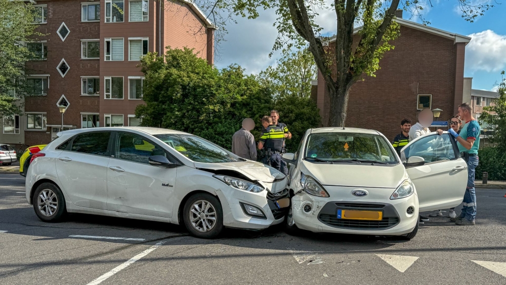 Veel blikschade na botsing aan Van Beethovensingel in Vlaardingen