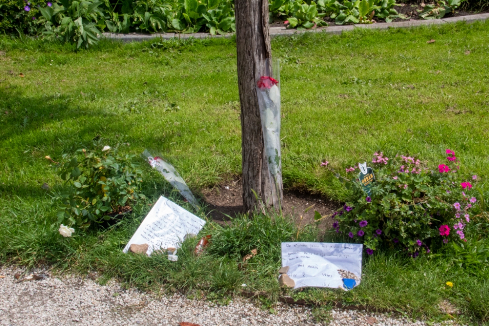 Bloemen voor Peter R de Vries in de Plantage