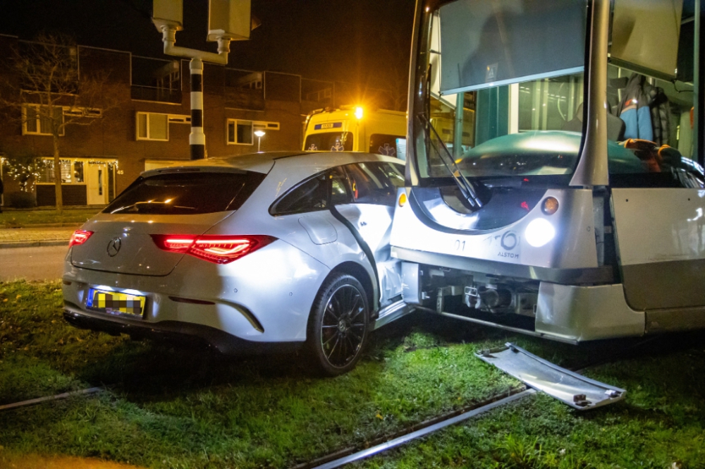 Auto botst op tram bij Van Dalsumlaan