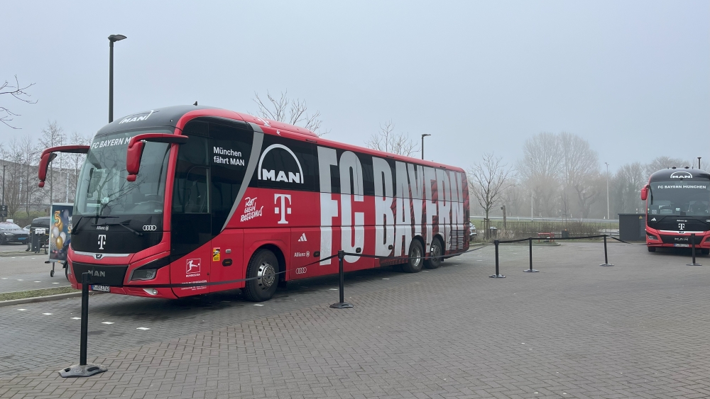 De spelersbus van Bayern München voor het Van der Valk Hotel in Schiedam