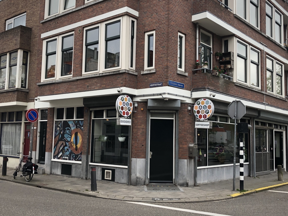 Ondanks de ernstige overtredingen van Pas Op ziet de burgemeester toch af van sluiting, vanwege het beperkte aantal coffeeshops in Schiedam