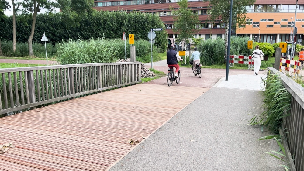Vanaf nu geluidloos fietsen over fietsbrug achter ziekenhuis: brug is gerepareerd