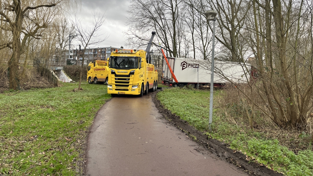 Vrachtwagenchauffeur raakt van het padje