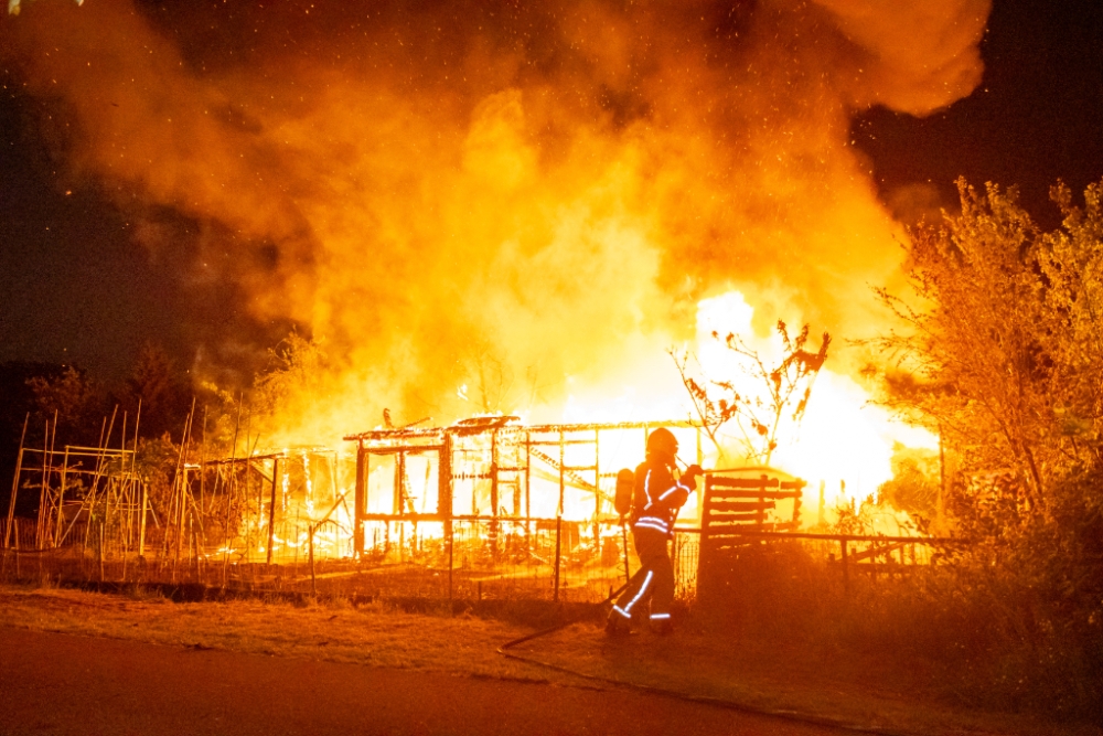 Grote uitslaande brand verwoest twee tuinhuizen in Schiedam