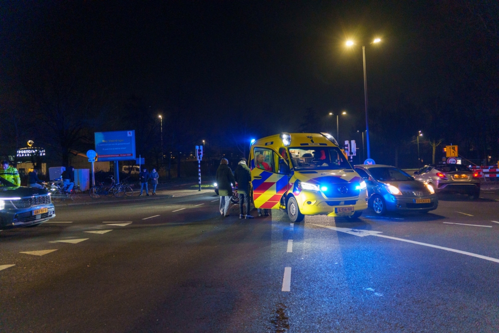 Kind achterop fiets raakt gewond bij aanrijding met auto