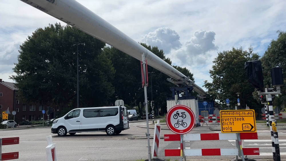 Stadswarmteleiding in Vlaardingen blijft nog paar weken boven de weg hangen