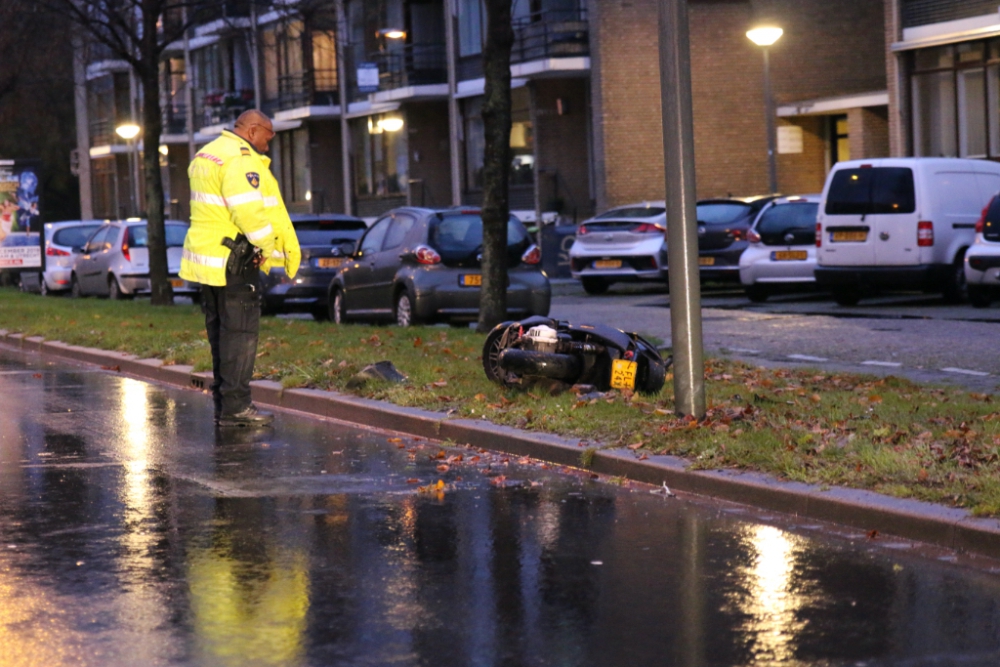 Scooterrijder gaat er vandoor na stopteken politie, dat had ie beter niet kunnen doen