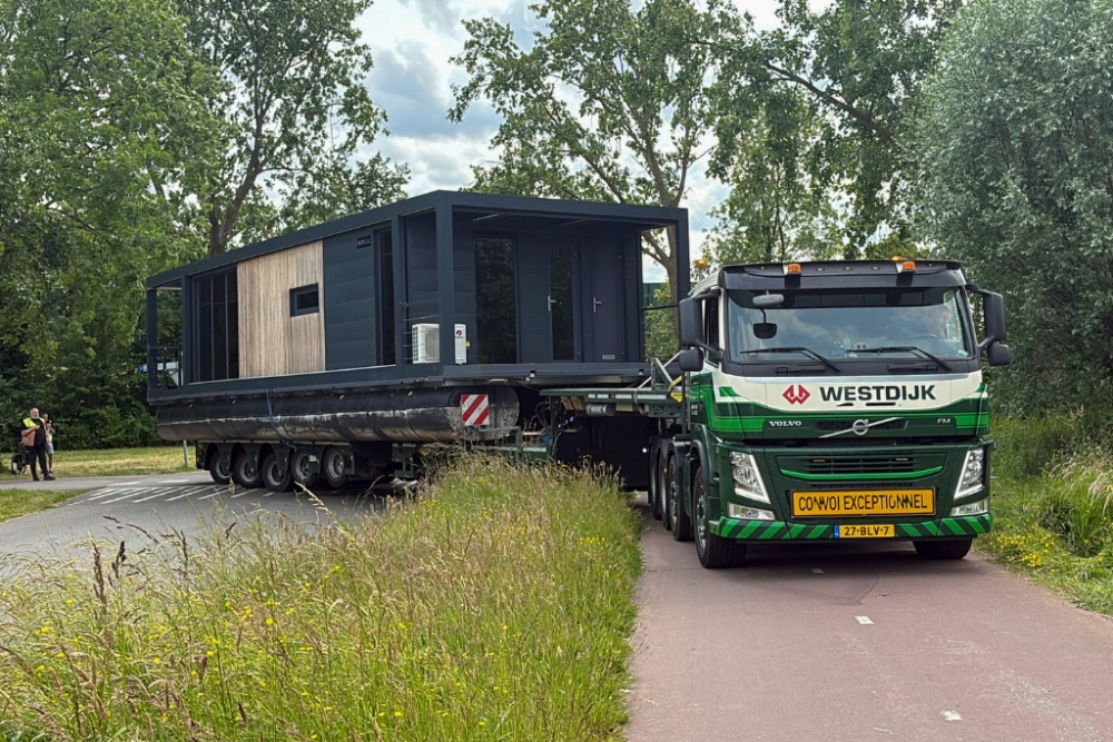 Drijvend ontmoetingscentrum na speciaal transport gearriveerd bij Vlaardingse Vaart