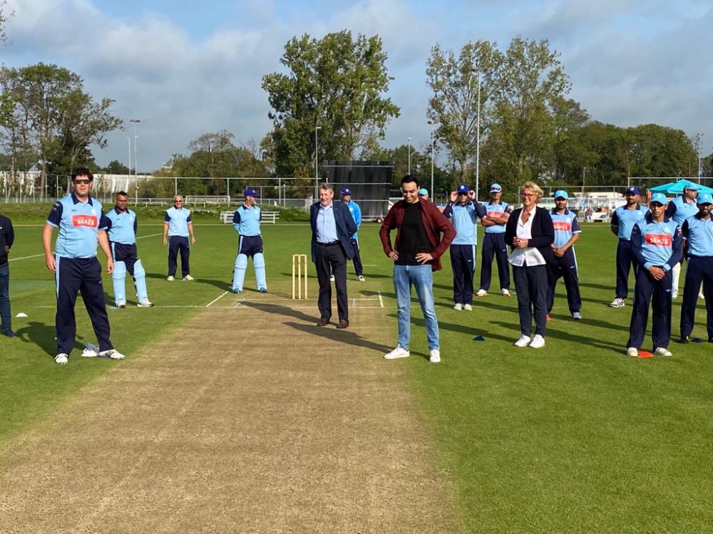 Cricketbondsvoorzitter Betty Timmer en wethouder Fahid Minhas openen graswicket Hermes-D.V.S.