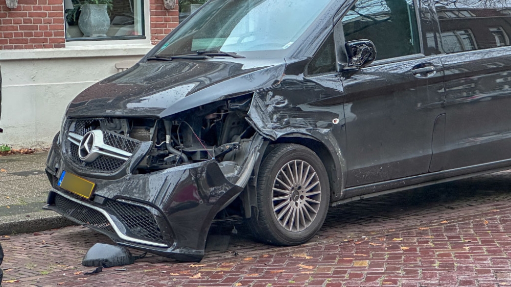Vrachtwagen beschadigt geparkeerde auto flink in Vlaardingen