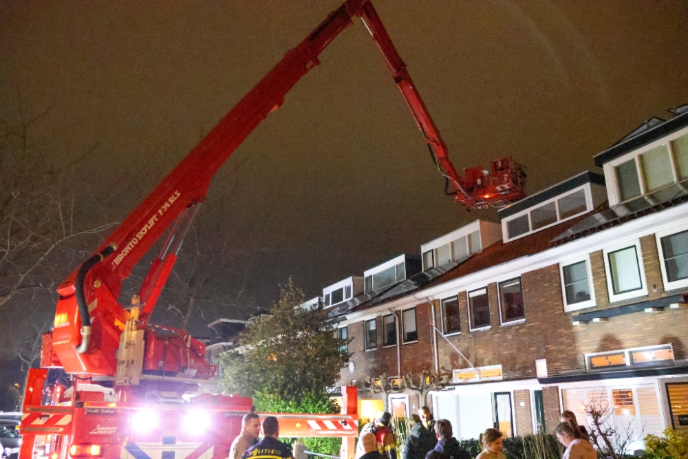 Brandweer moet flink uitpakken voor schoorsteenbrandje