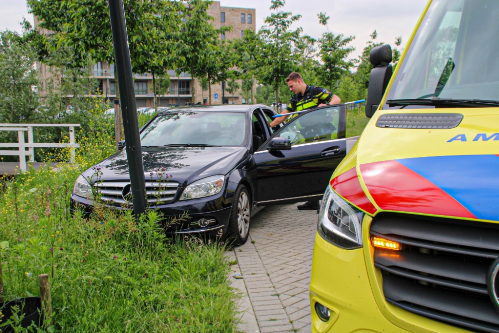 Automobilist onwel, auto komt tegen paal tot stilstand