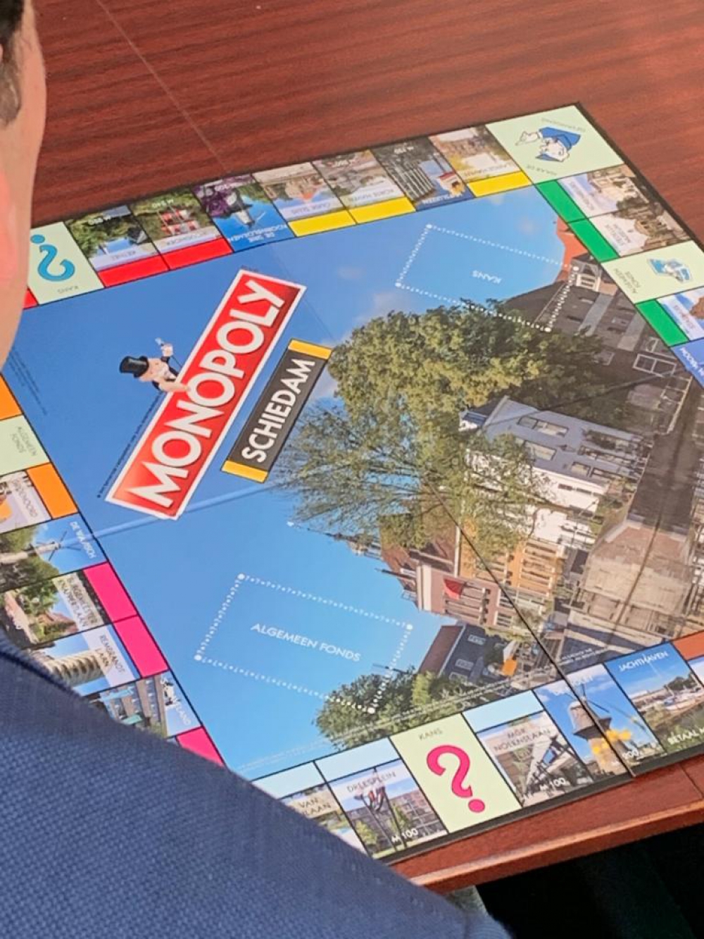 Eerste exemplaar Schiedamse versie van Monopoly voor de wethouder