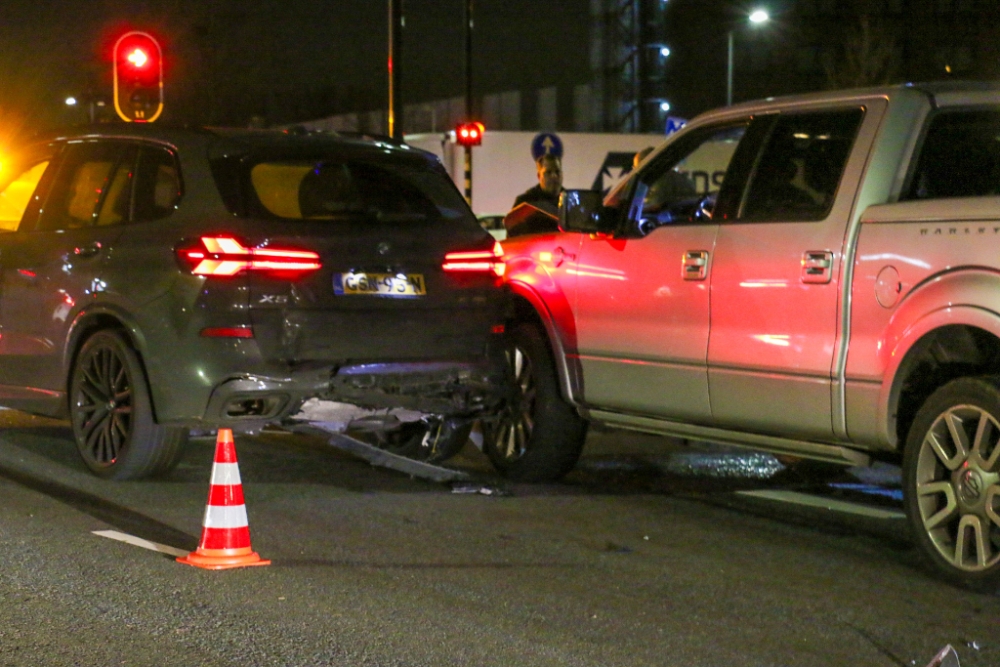 Botsing op Vijfsluizen: flinke schade en één aanhouding
