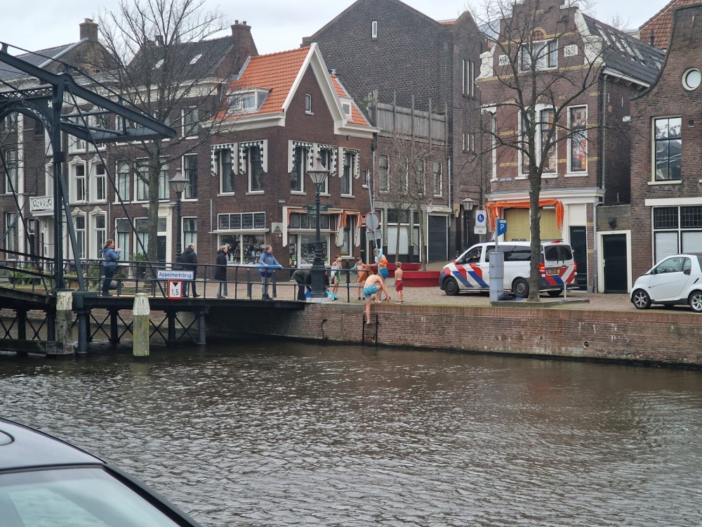 Enkele waaghalzen maken Nieuwjaarsduik in de Lange Haven