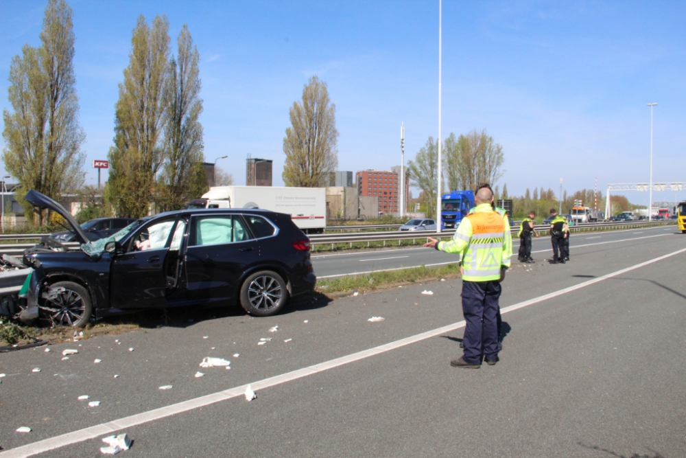 Auto crasht tegen vangrail A4