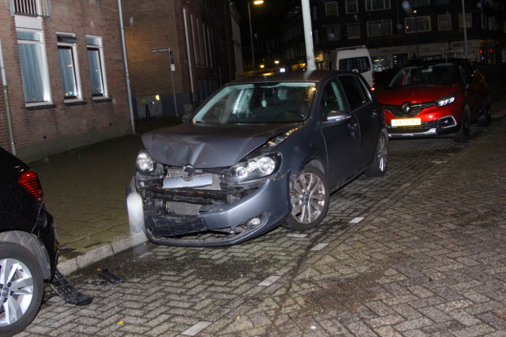 Automobilist zorgt voor schade in Schiedam-Oost