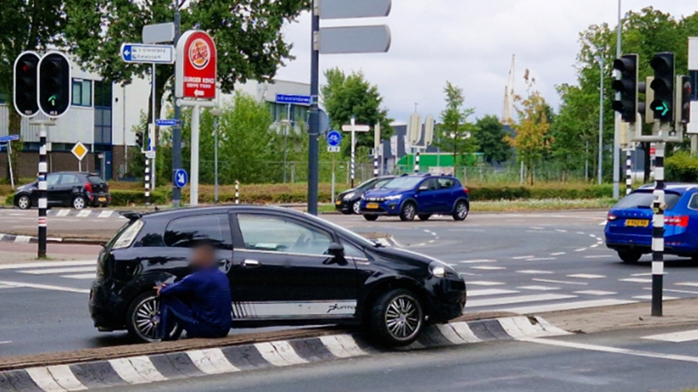 Auto vast op verkeersheuvel, bestuurder laat het er bij zitten
