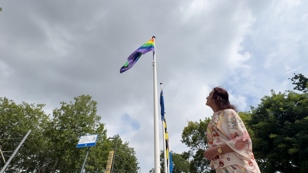 Diefstal regenboogvlag raakt Schiedammers: 'Ik vind het afschuwelijk'
