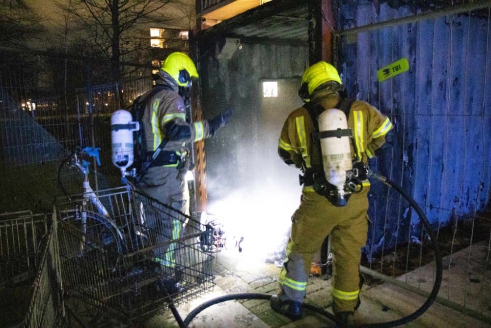 Brand in keet naast flatgebouw in Vlaardingen, flat ontruimd