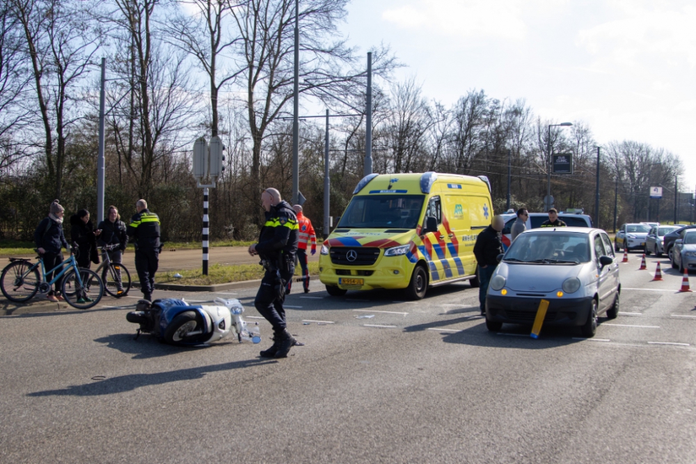 Snorscooter geschept tijdens het oversteken op de Churchillweg