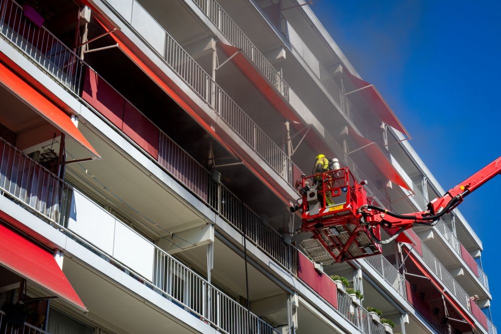 Omwonenden moeten huis uit: brand op vierde etage van flatwoning
