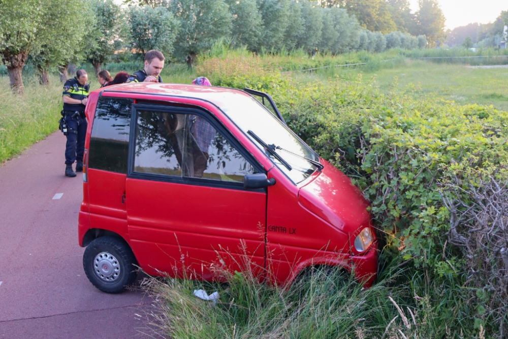 Canta rijdt heg in op Broekpolderweg in Vlaardingen