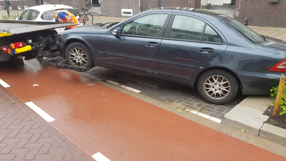 Weer twee auto&#039;s weggesleept door Handhaving