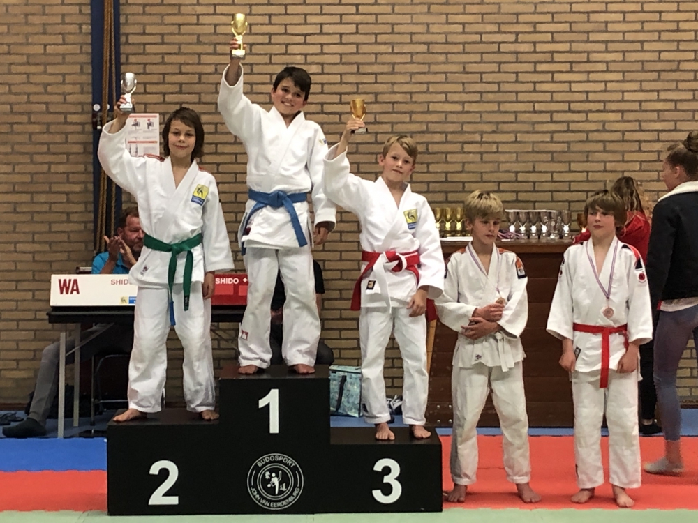 Maar liefst 27 van de 32 judoka&#039;s van SI Schiedam op podium in Barendrecht