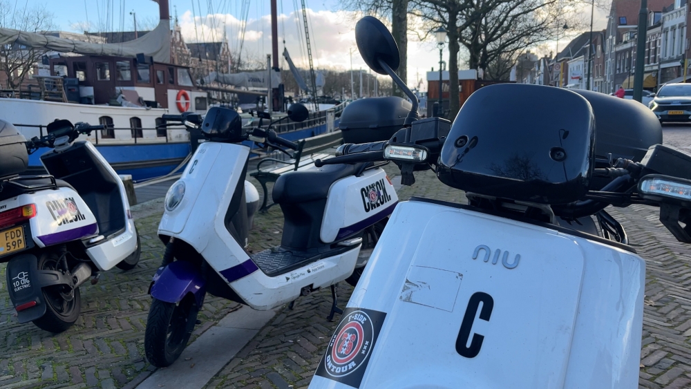 Deelscooters verdwijnen uit Vlaardingen: ‘Ze liggen overal’