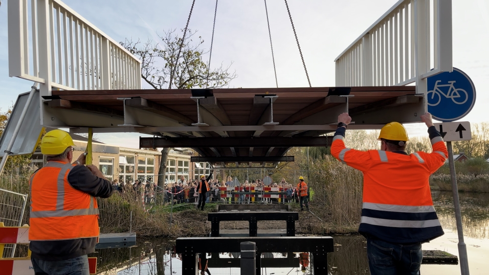Brug verbindt de Meeuwensingel weer met OBS Het Windas: 'Twee minuten werk'