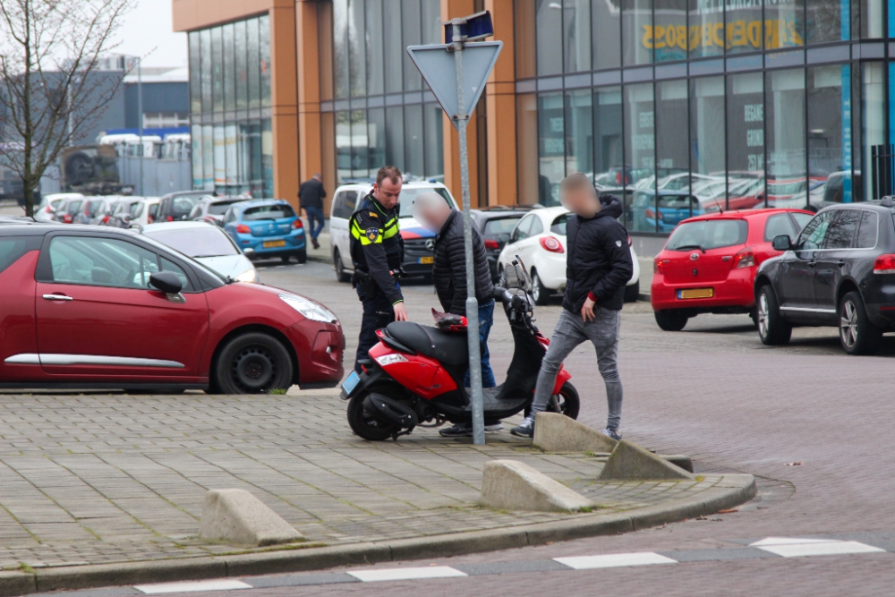 Aanrijding scooter - auto in centrum